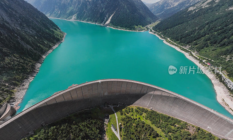 空中全景的Schlegeis Stausee水库大坝和全景阿尔卑斯公路在齐勒塔尔阿尔卑斯山，泰洛，奥地利。